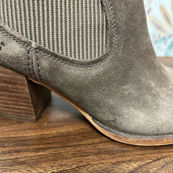 UGG Women's Faye Brown Suede Leather Ankle Booties Chunky Heel Size 8 - Picture 8 of 8